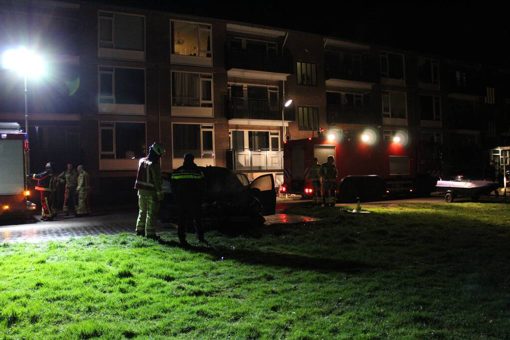 Uitslaande brand verwoest auto