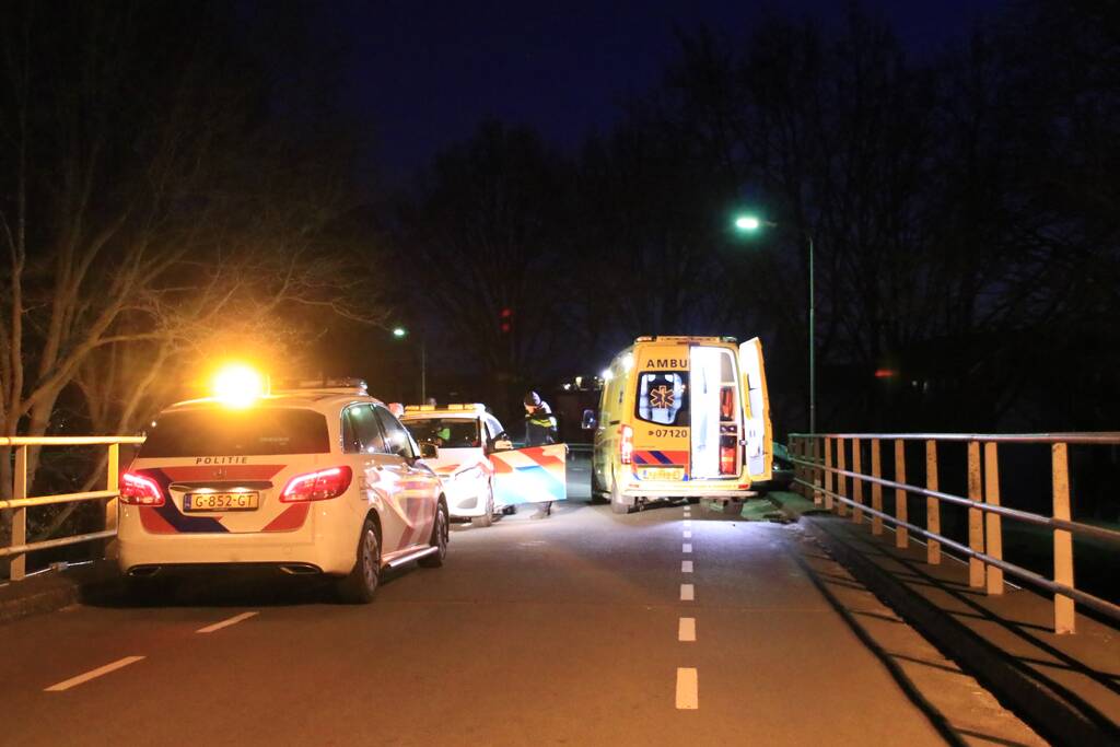 Dronken bestuurder belandt tegen hekwerk op viaduct