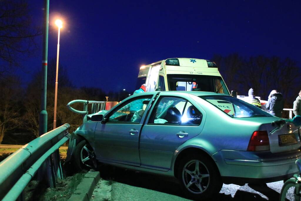 Dronken bestuurder belandt tegen hekwerk op viaduct