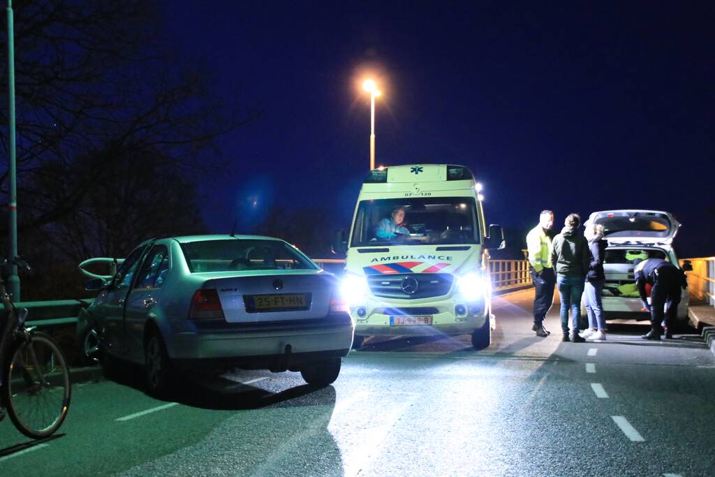 Dronken bestuurder belandt tegen hekwerk op viaduct