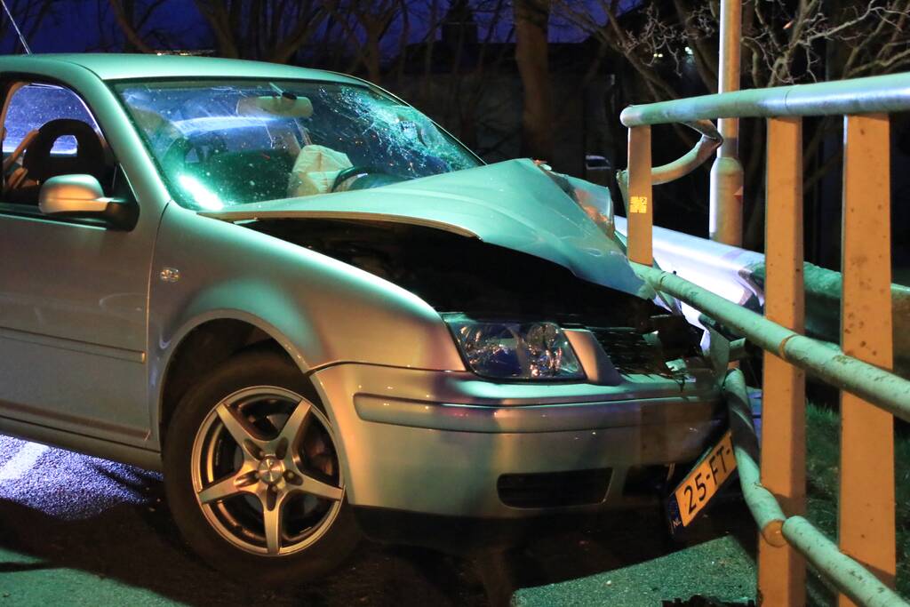 Dronken bestuurder belandt tegen hekwerk op viaduct