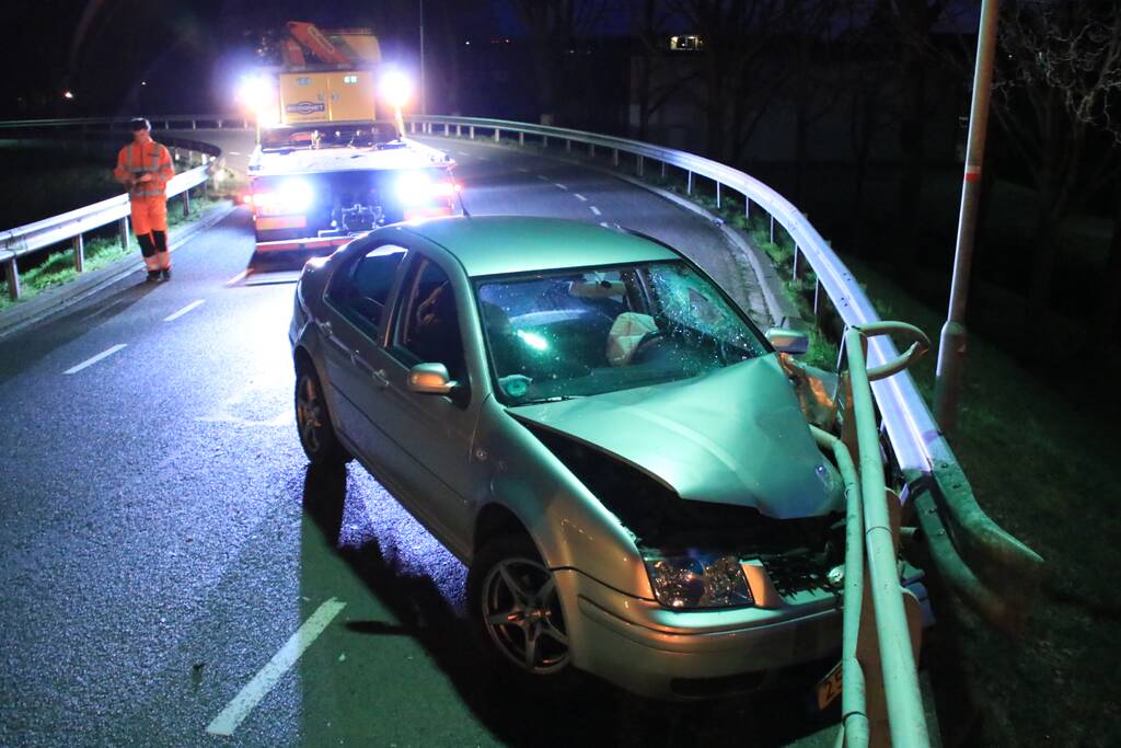 Dronken bestuurder belandt tegen hekwerk op viaduct