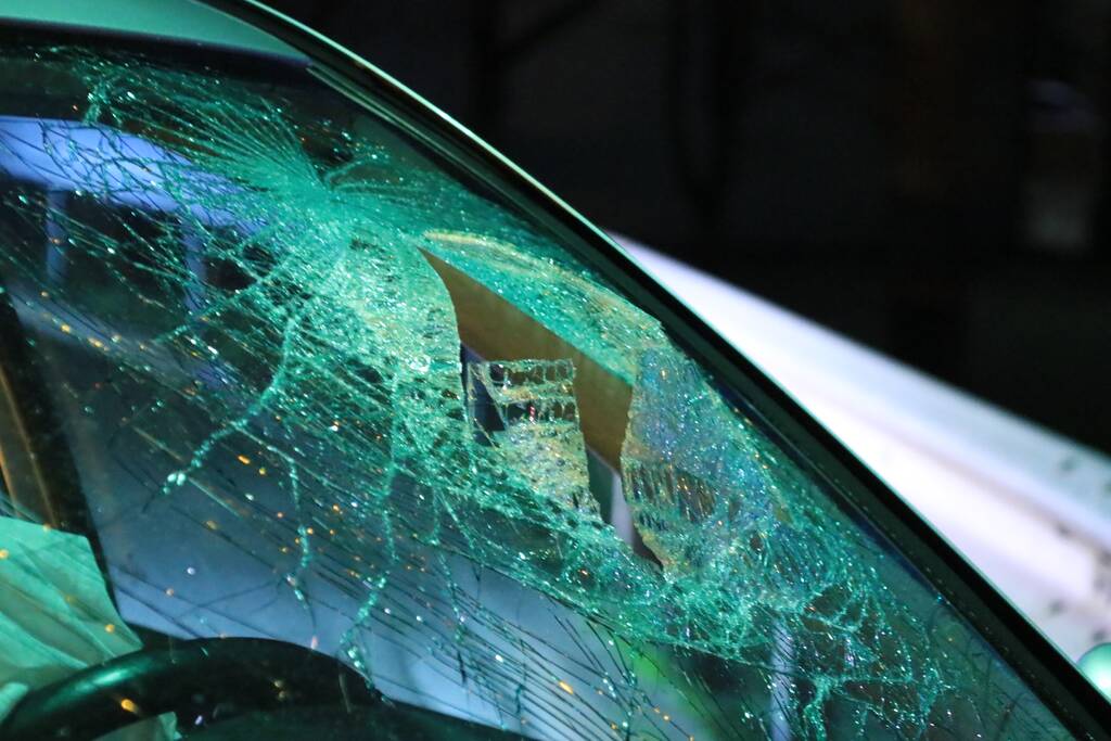 Dronken bestuurder belandt tegen hekwerk op viaduct