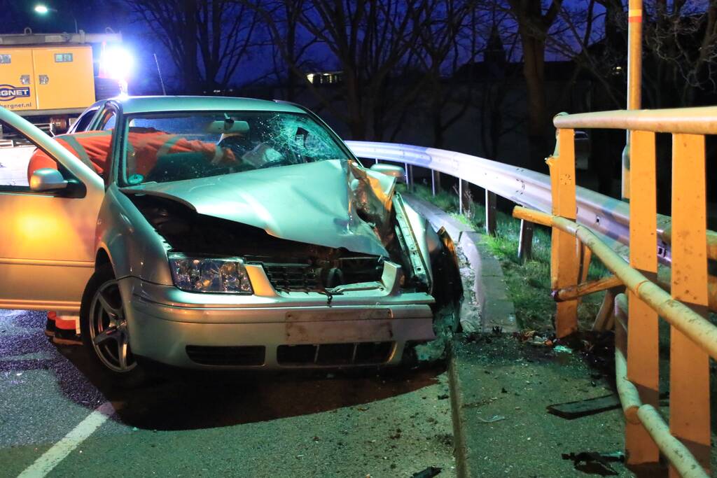 Dronken bestuurder belandt tegen hekwerk op viaduct