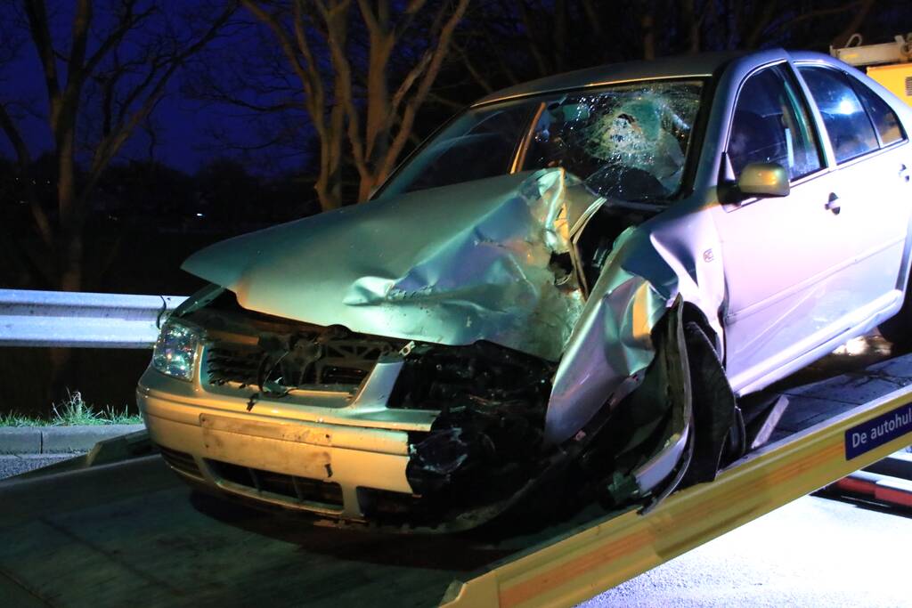 Dronken bestuurder belandt tegen hekwerk op viaduct