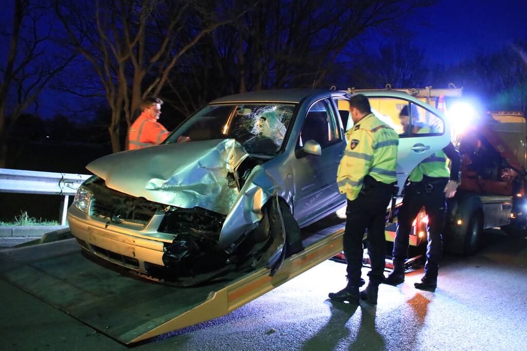 Dronken bestuurder belandt tegen hekwerk op viaduct