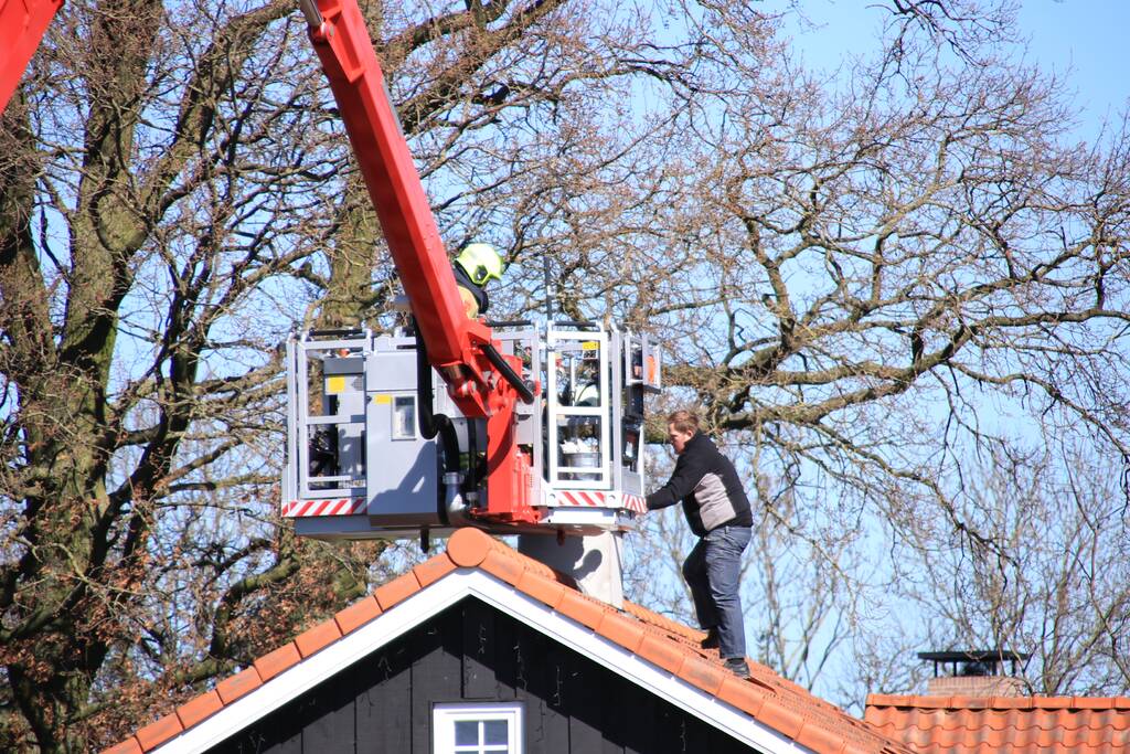 Brand in schoorsteen snel onder controle