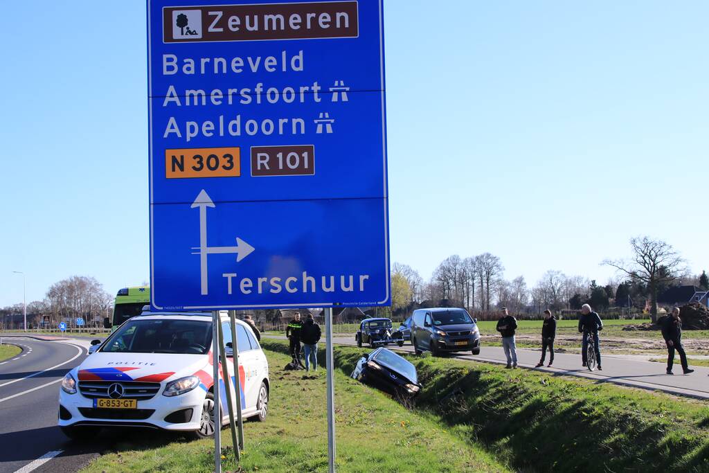 Auto belandt in de sloot