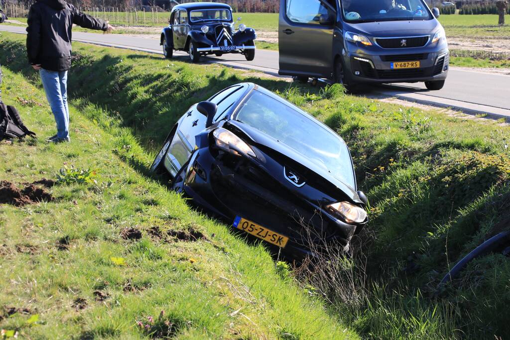 Auto belandt in de sloot