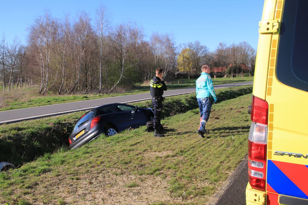 Auto belandt in de sloot