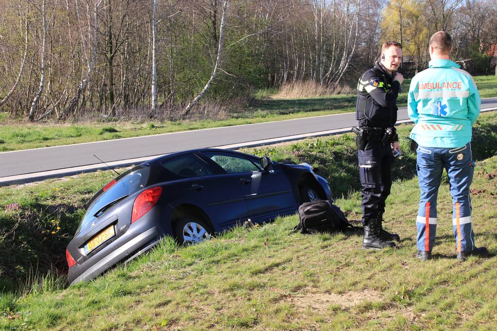 Auto belandt in de sloot