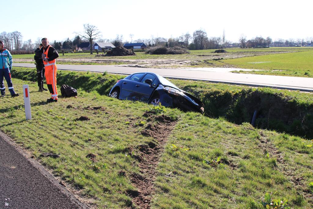 Auto belandt in de sloot