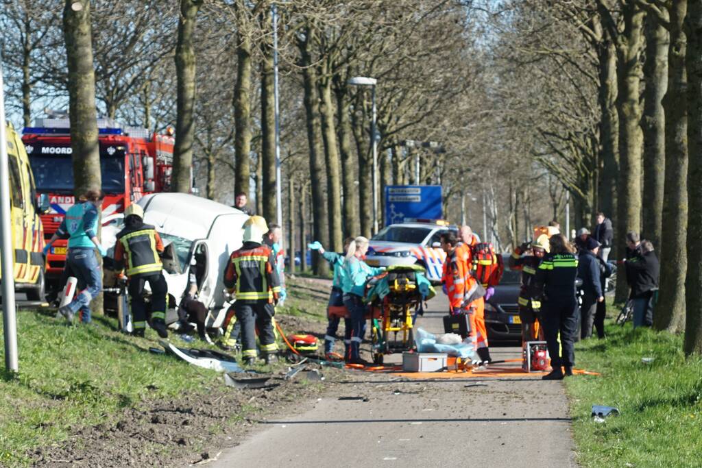 Bestelbus crasht frontaal tegen boom