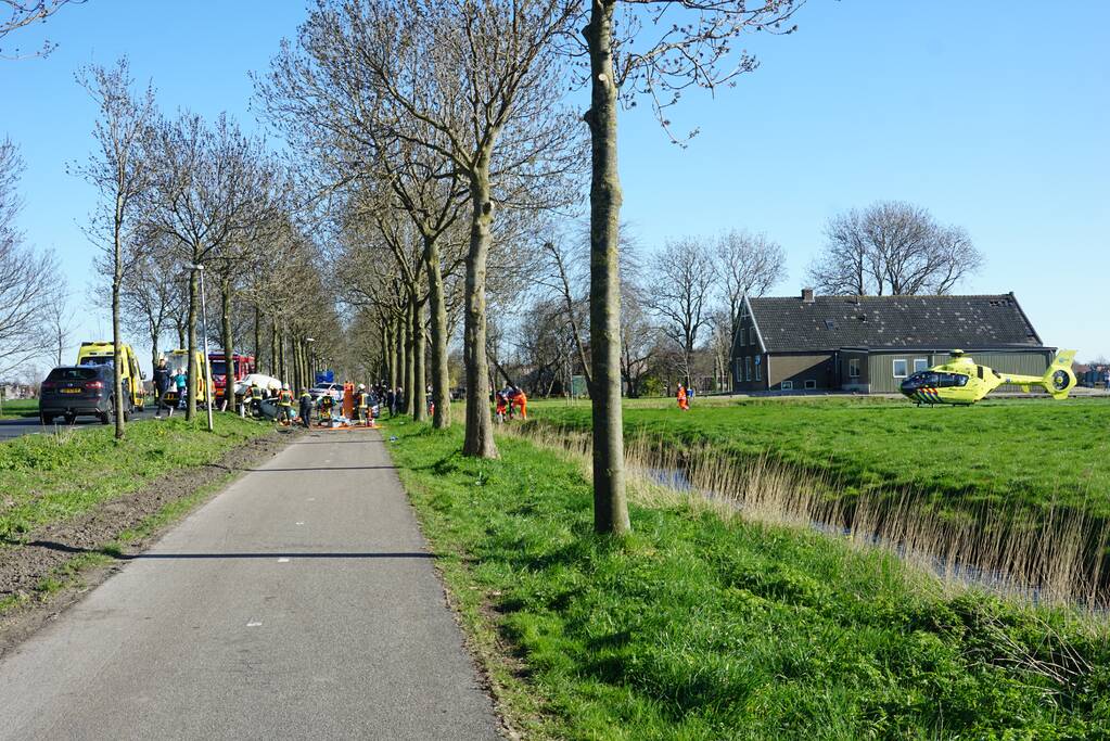 Bestelbus crasht frontaal tegen boom