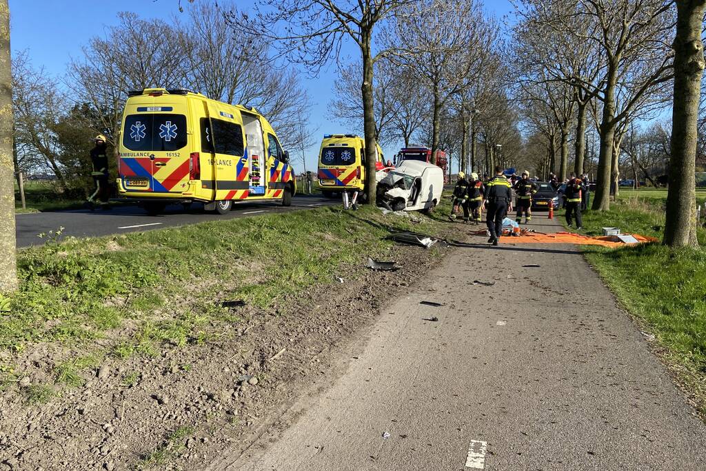 Bestelbus crasht frontaal tegen boom