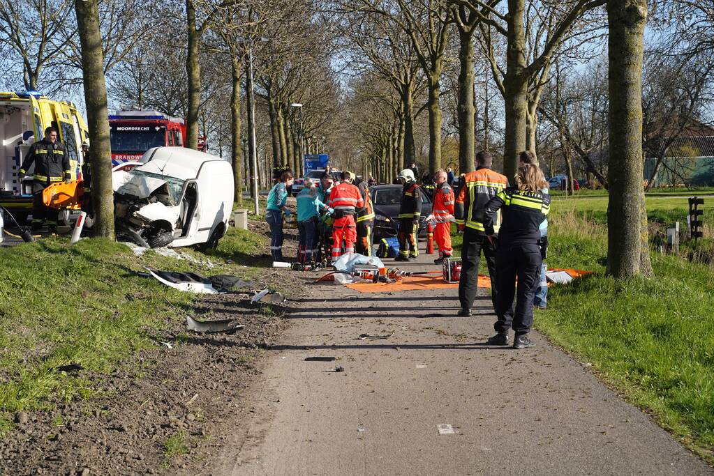 Bestelbus crasht frontaal tegen boom