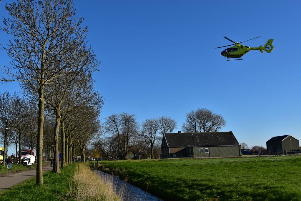 Bestelbus crasht frontaal tegen boom