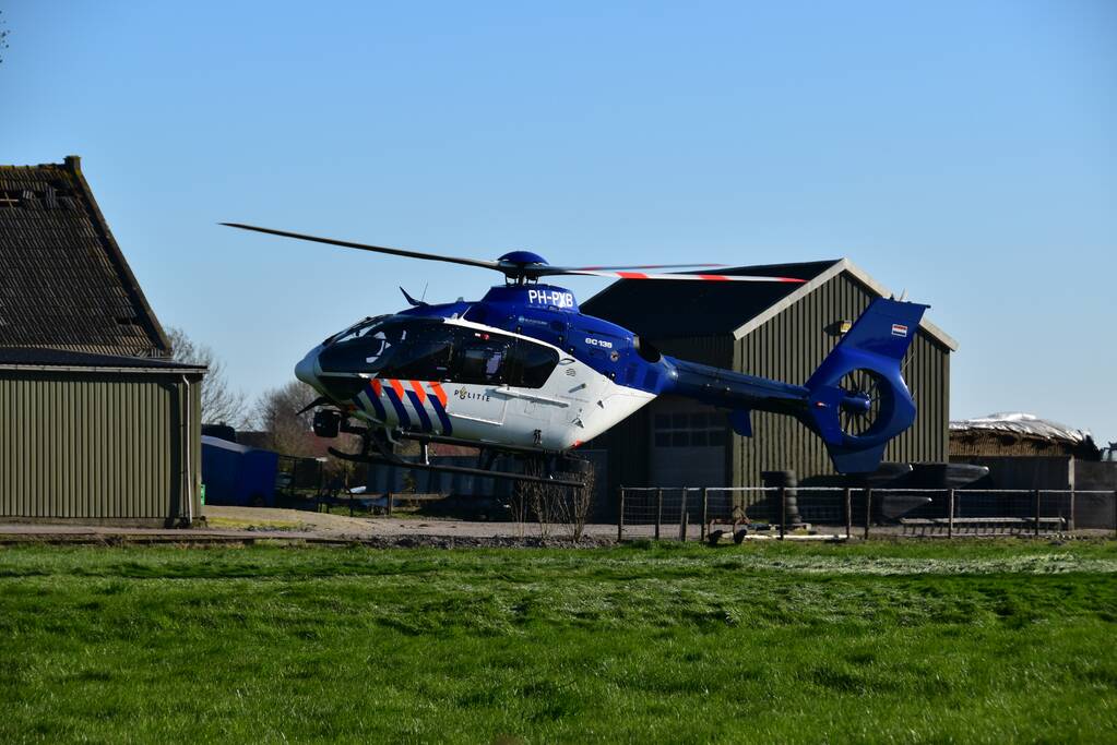 Bestelbus crasht frontaal tegen boom