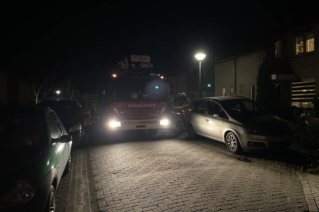 Brand in schoorsteenpijp van palletkachel achter woning
