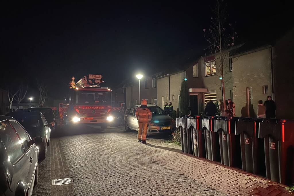 Brand in schoorsteenpijp van palletkachel achter woning