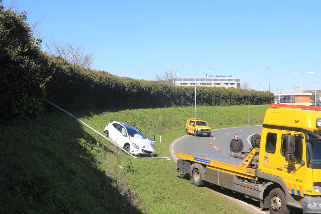 Auto vliegt uit de bocht en belandt op geluidswal