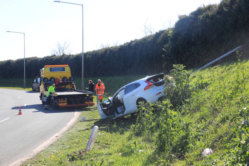 Auto vliegt uit de bocht en belandt op geluidswal