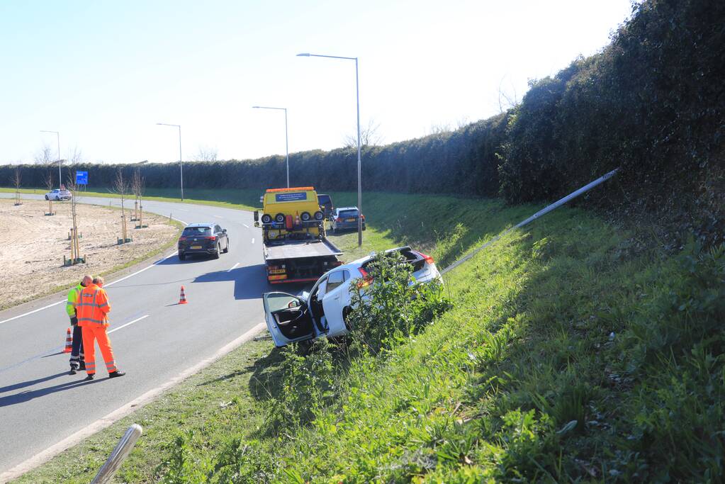 Auto vliegt uit de bocht en belandt op geluidswal