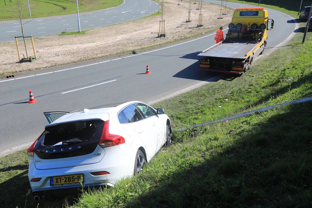 Auto vliegt uit de bocht en belandt op geluidswal
