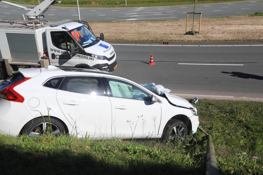 Auto vliegt uit de bocht en belandt op geluidswal