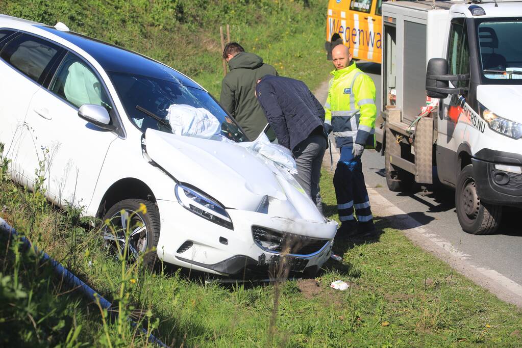 Auto vliegt uit de bocht en belandt op geluidswal