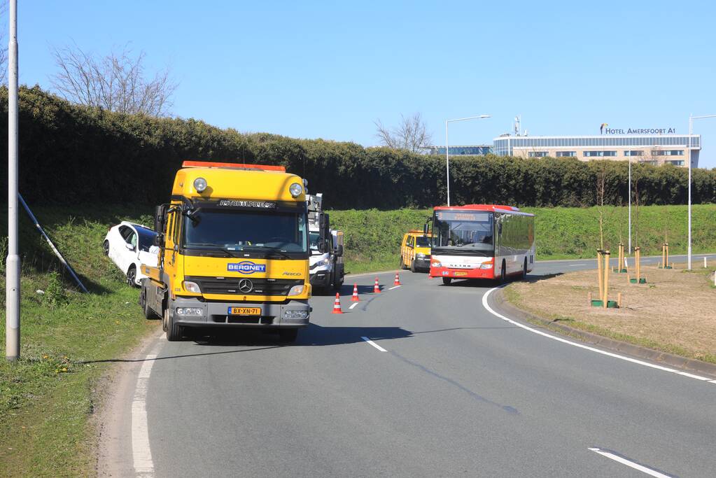 Auto vliegt uit de bocht en belandt op geluidswal