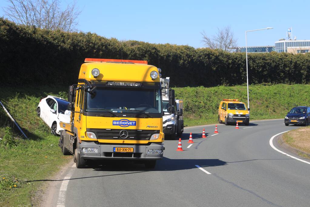 Auto vliegt uit de bocht en belandt op geluidswal