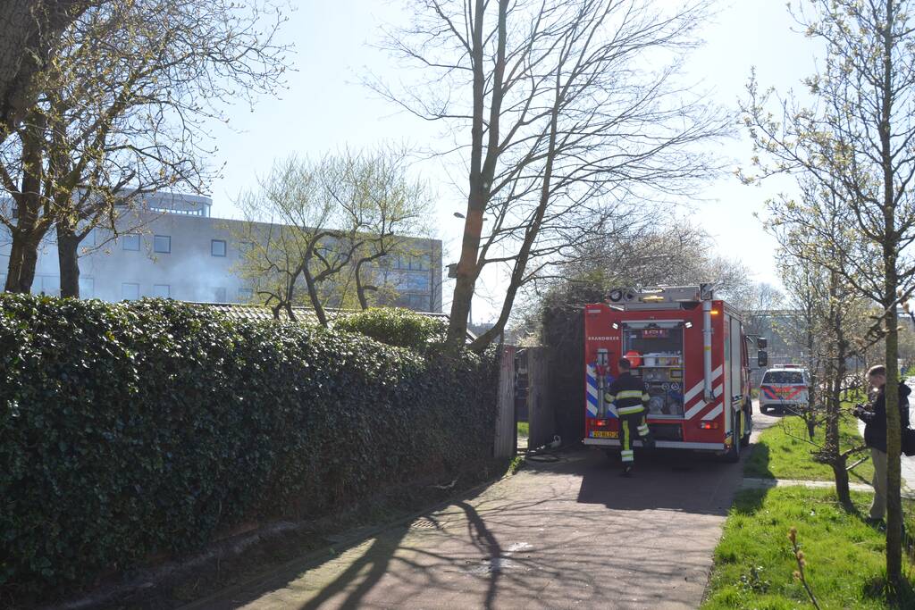 Veel rook bij brand in achtertuin