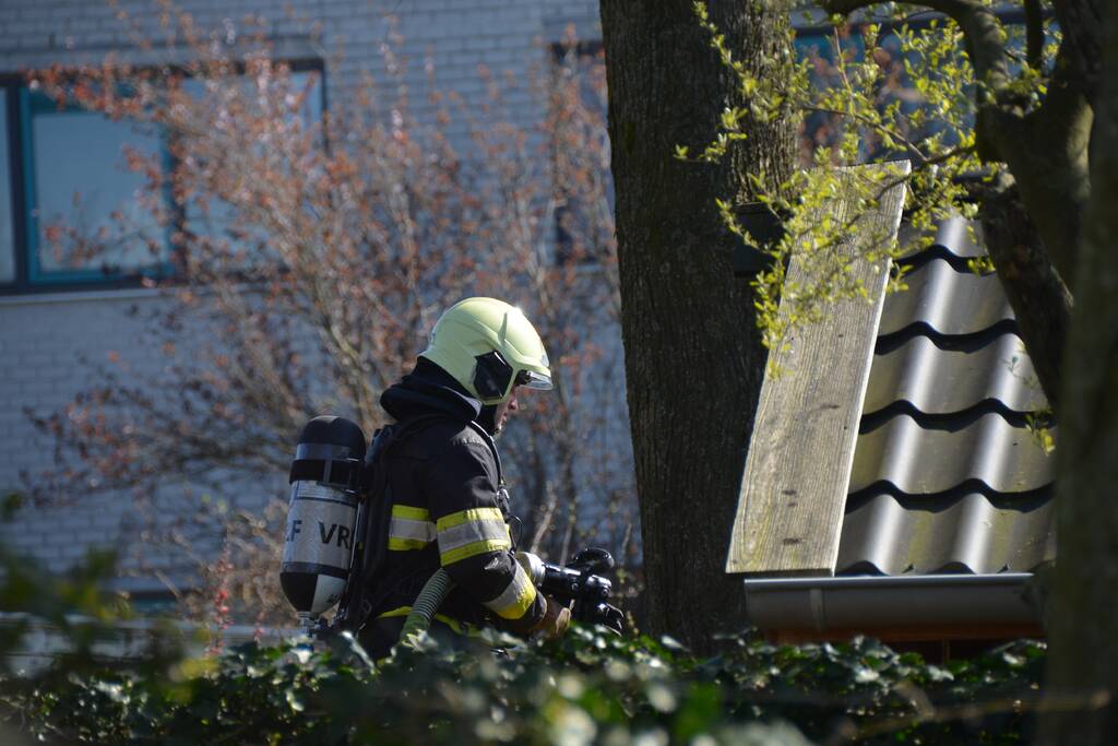 Veel rook bij brand in achtertuin