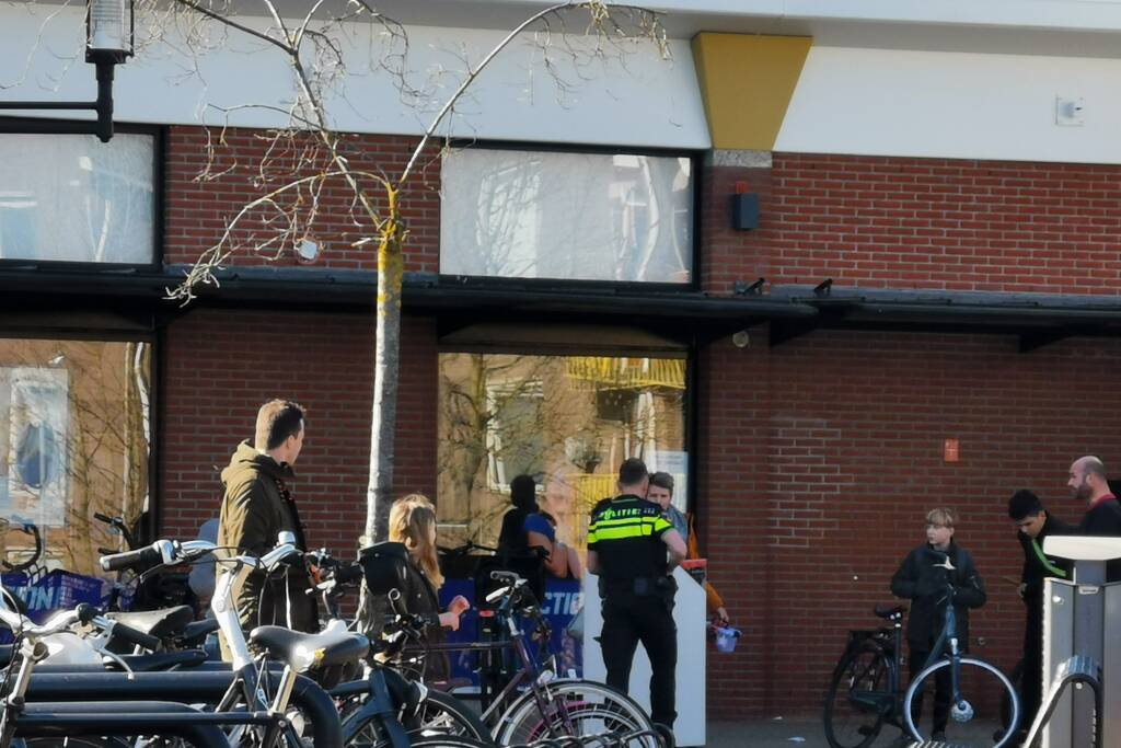 Kind haalt wiel van andere fiets af