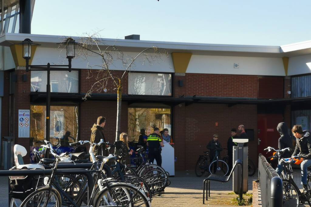 Kind haalt wiel van andere fiets af