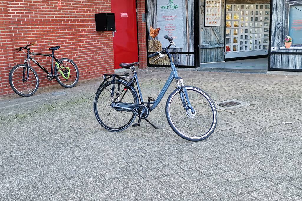 Kind haalt wiel van andere fiets af