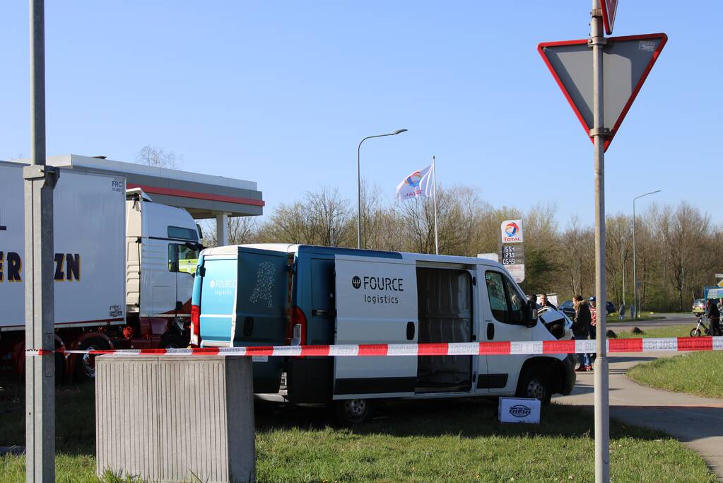 Vrachtwagen ramt bestelbus