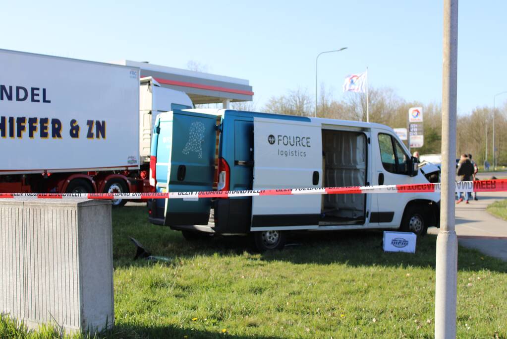 Vrachtwagen ramt bestelbus