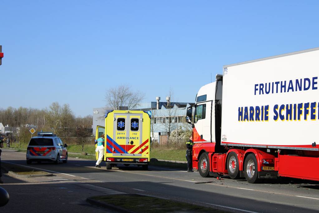 Vrachtwagen ramt bestelbus