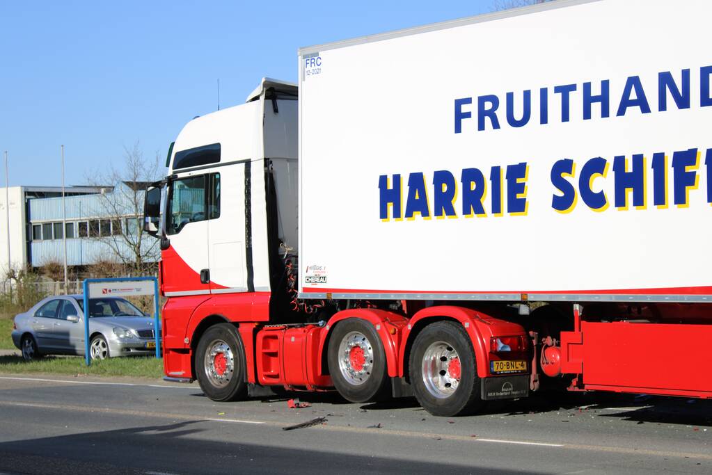 Vrachtwagen ramt bestelbus