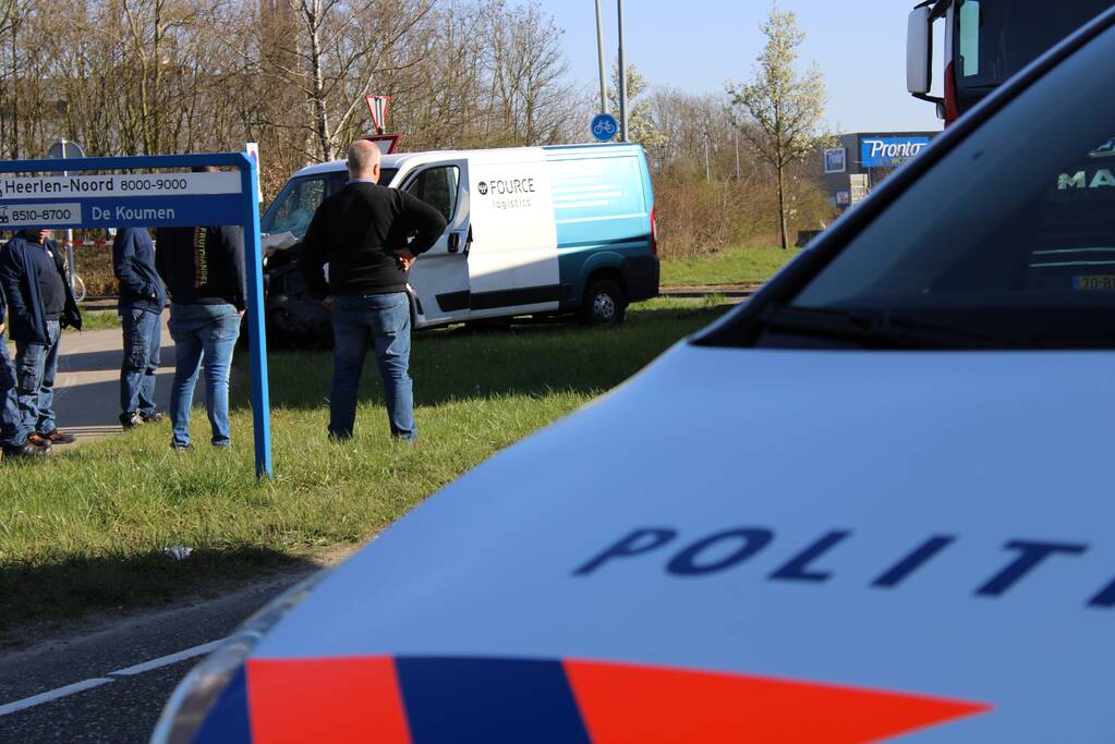 Vrachtwagen ramt bestelbus