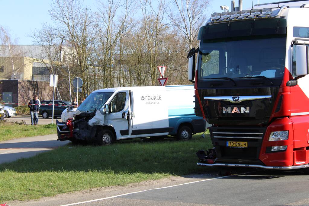 Vrachtwagen ramt bestelbus