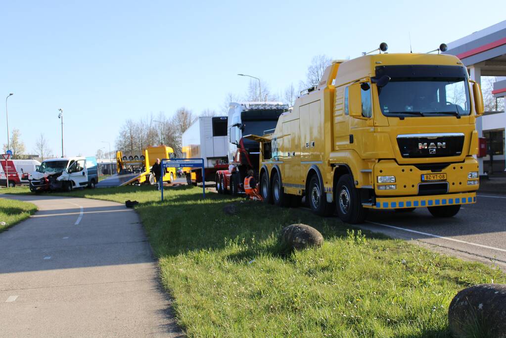 Vrachtwagen ramt bestelbus