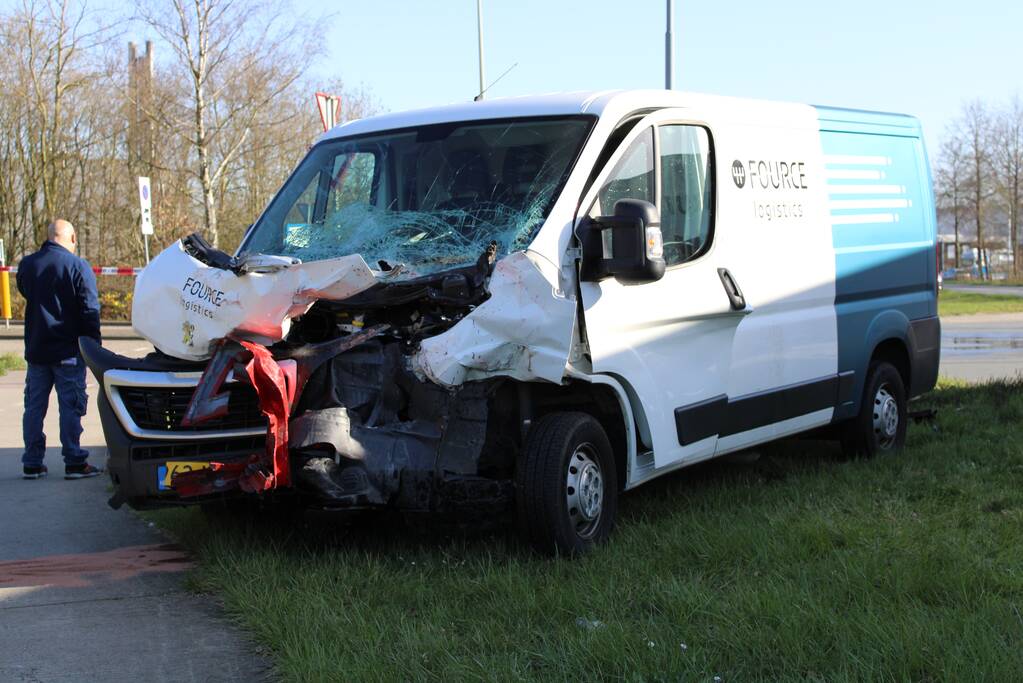 Vrachtwagen ramt bestelbus