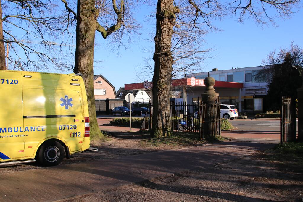 Spookrijdende snorscooter botst op auto bij oversteken