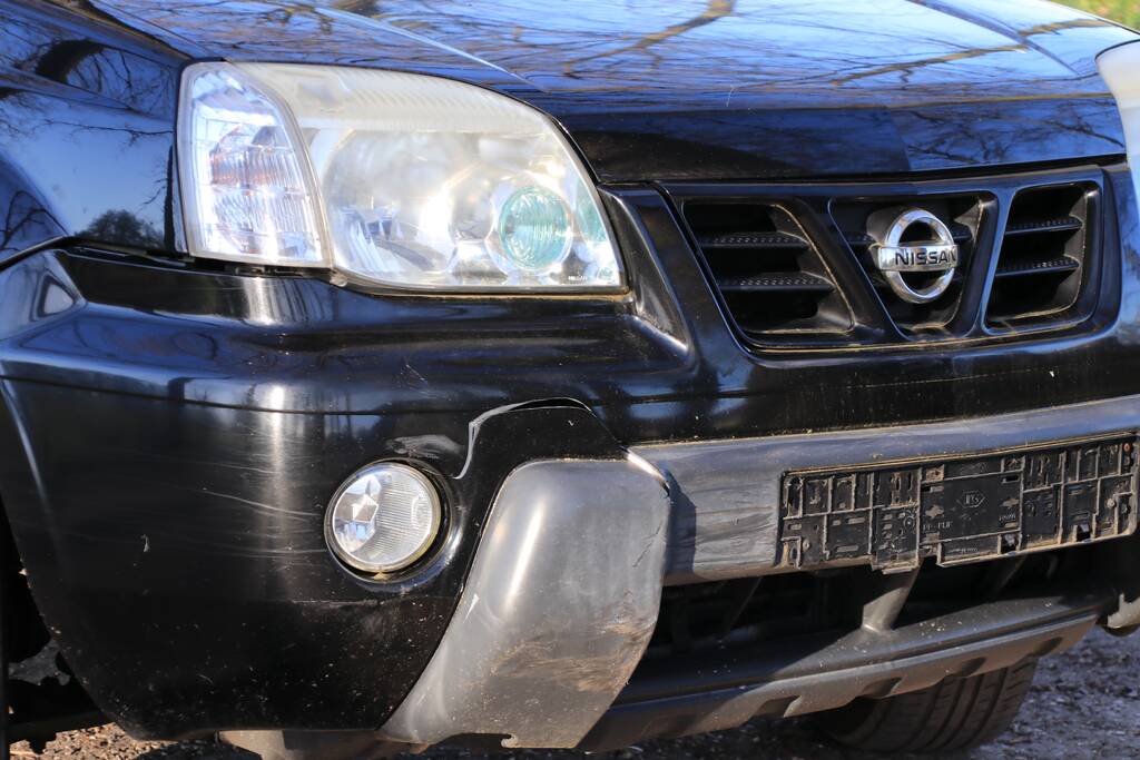 Spookrijdende snorscooter botst op auto bij oversteken