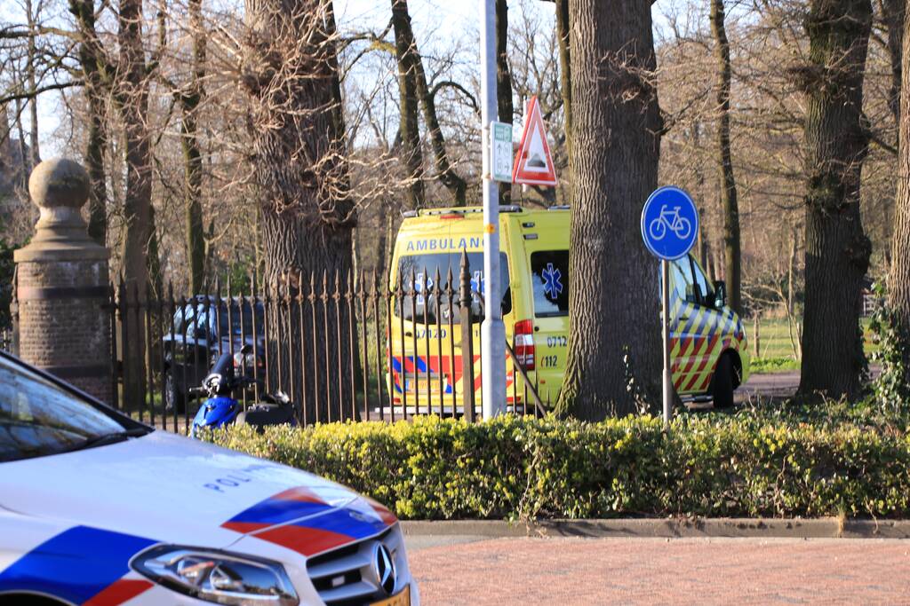 Spookrijdende snorscooter botst op auto bij oversteken
