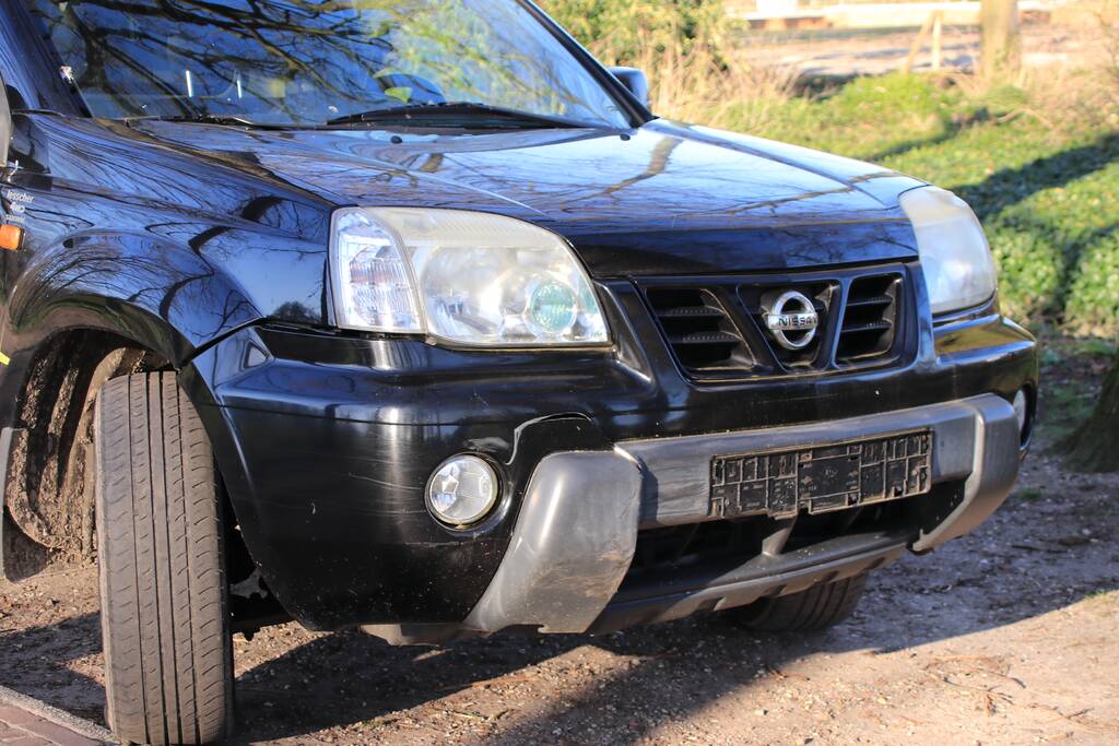 Spookrijdende snorscooter botst op auto bij oversteken