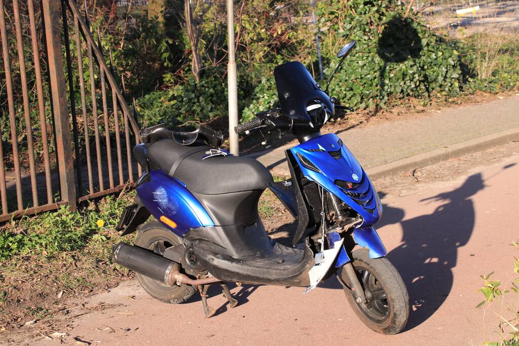 Spookrijdende snorscooter botst op auto bij oversteken